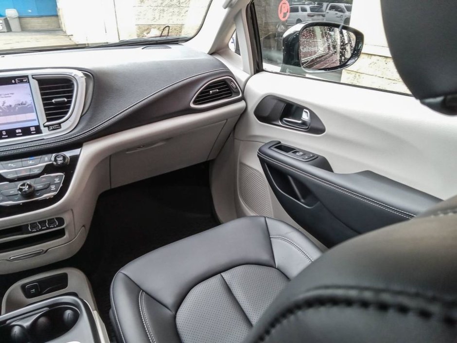 2024 Chrysler Pacifica Hybrid PLUG IN HYBRID SELECT IN DIAMOND BLACK EQUIPPED WITH A 3.6L HYBRID V6 , FWD , EFLITE AUTO , ROAD TRIPPER PCKG , ADV CRUISE W/LKA-24