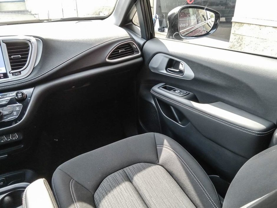 2024 Chrysler Pacifica TOURING IN DIAMOND BLACK EQUIPPED WITH A 3.6L V6 , FWD , 9SPD AUTO , PWR LIFTGATE , DUAL PWR SLIDING DOORS , TRI ZONE AC , BACKU-24