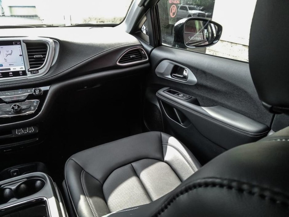 2024 Chrysler Pacifica TOURING L IN DIAMOND BLACK EQUIPPED WITH A 3.6L V6 , 9SPD AUTO , FWD , SUNROOF , 20INCH RIMS , S APPEARANCE PCKG , LEATHERETTE H-24