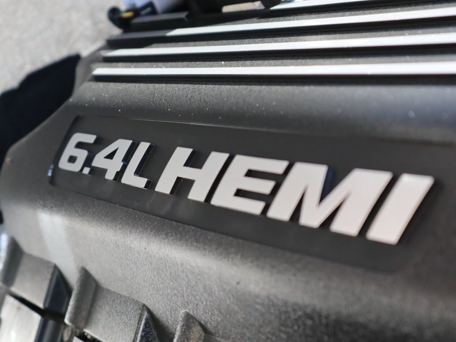 2016 Jeep Grand Cherokee SRT IN BRILLIANT BLACK EQUIPPED WITH A 6.4L SRT V8 , 4X4 , 8SPD TF AUTO , PANORAMIC SUNROOF , 19 SPEAKER HK AUDIO , 20INCH RIMS-29