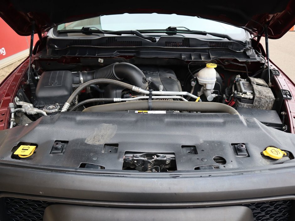 2019 Ram 1500 Classic WARLOCK IN RED PEARL EQUIPPED WITH A 5.7L HEMI V8 , 4X4 , 8SPD TF AUTO , 8.4INCH W/NAV , ALPINE AUDIO , 121L TANK , SUNROOF , RE-27