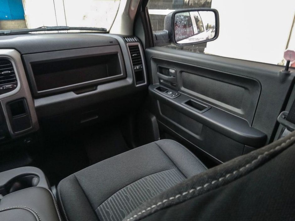 2024 Ram 1500 Classic TRADESMAN IN BRIGHT WHITE EQUIPPED WITH A 5.7L HEMI V8 , 4X4 , 8SPD TF AUTO , SXT PCKG , BACKUP CAM , AUTO LIGHTS , AC , CRUISE-23