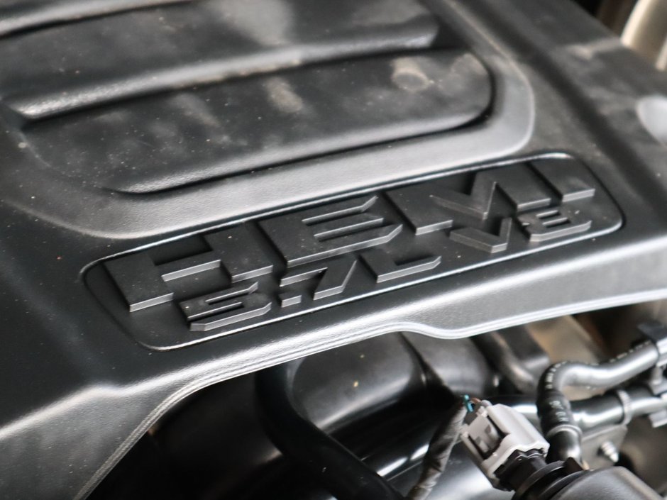 2022 Ram 1500 SPORT IN GRANITE METALLIC EQUIPPED WITH A 5.7L HEMI V8 , 4X4 , 8SPD AUTO , SPORT HOOD , SIDE STEPS , TRI FOLD TONNEAU , LVL 2 EQ-30