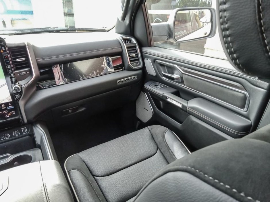 2025 Ram 1500 LARAMIE IN BRIGHT WHITE EUQIPPED WITH A 3.0L TWIN TUBRO I6 , 4X4 , 8SPD AUTO , HANDS FREE DRIVING ASSIST , AIR SUSPENSION , 125L-23