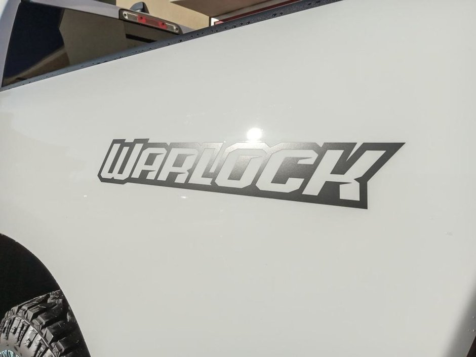 2025 Ram 1500 WARLOCK IN BRIGHT WHITE EQUIPPED WITH A 3.0L TWIN TURBO HURRICANE I6 , 4X4 , 8SPD AUTO , E-LOCKER REAR AXLE , BACKUP CAM , PERF-24