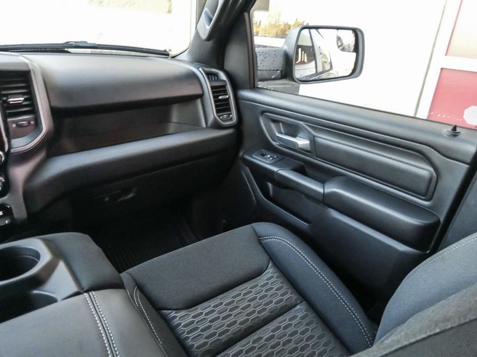 2025 Ram 1500 WARLOCK IN DIAMOND BLACK EQUIPPED WITH A 3.0L TWIN TURBO HURRICANE I6 , 4X4 , 8SPD AUTO , BACKUP CAM , PERF SHOCK ABSORBERS , 18-23