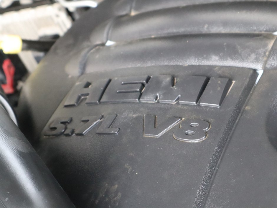 2016 Ram 3500 SLT IN BRIGHT WHITE EQUIPPED WITH A 5.7L HEMI V8 , 4X4 , 6 SPD AUTO , 6SPEAKER AUDIO , PWR WINDOWS/LOCKS , AC , CRUISE-28