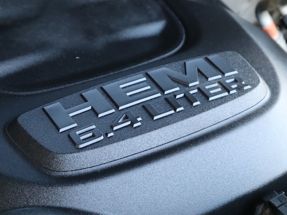 2020 Ram 3500 BIG HORN IN BRIGHT WHITE EQUIPPED WITH A 6.4L HEMI V8 , 4X4 , 8SPD AUTO , 18INCH RIMS , PROTECTION GROUP , PWR DRIVER SEAT , BAC-29