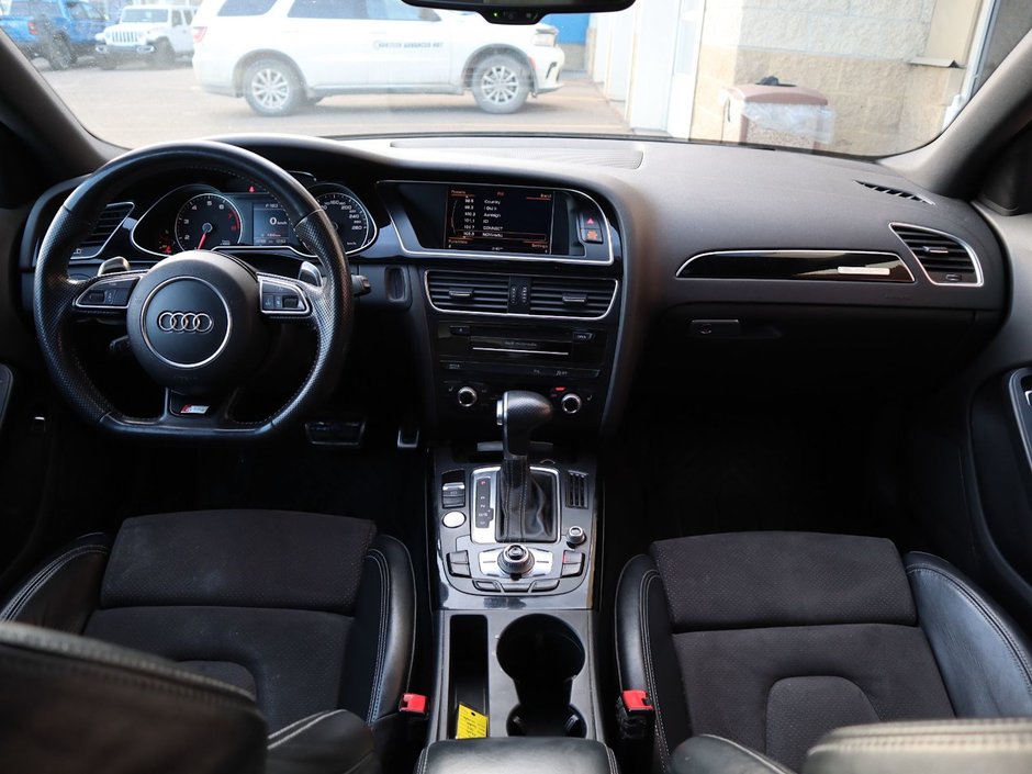 2016 Audi A4 PROGRESSIV PLUS IN WHITE EQUIPPED WITH A 2.0L TURBO I4 , QUATTRO AWD , 8SPD AUTO , LEATHER HEATED SEATS , SUNROOF , PREMIUM AUDI-21