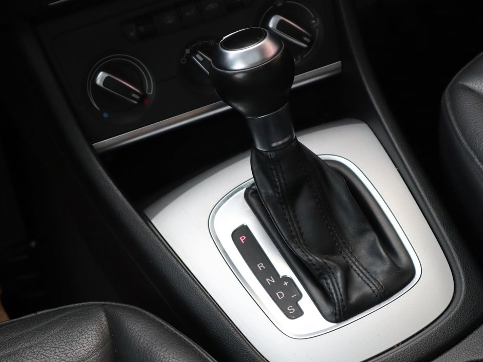 2017 Audi Q3 KOMFORT IN BLACK EQUIPPED WITH A 2.0L TURBO I4 , QUATTRO AWD , 6SPD AUTO , LEATHER HEATED SEATS , PREMIUM AUDIO , BACKUP CAM , D-24