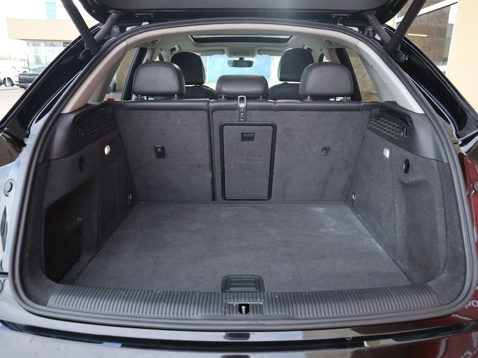 2017 Audi Q3 KOMFORT IN BLACK EQUIPPED WITH A 2.0L TURBO I4 , QUATTRO AWD , 6SPD AUTO , LEATHER HEATED SEATS , PREMIUM AUDIO , BACKUP CAM , D-19