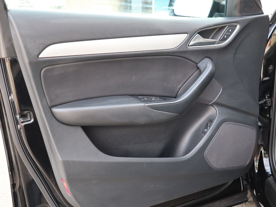 2017 Audi Q3 KOMFORT IN BLACK EQUIPPED WITH A 2.0L TURBO I4 , QUATTRO AWD , 6SPD AUTO , LEATHER HEATED SEATS , PREMIUM AUDIO , BACKUP CAM , D-15