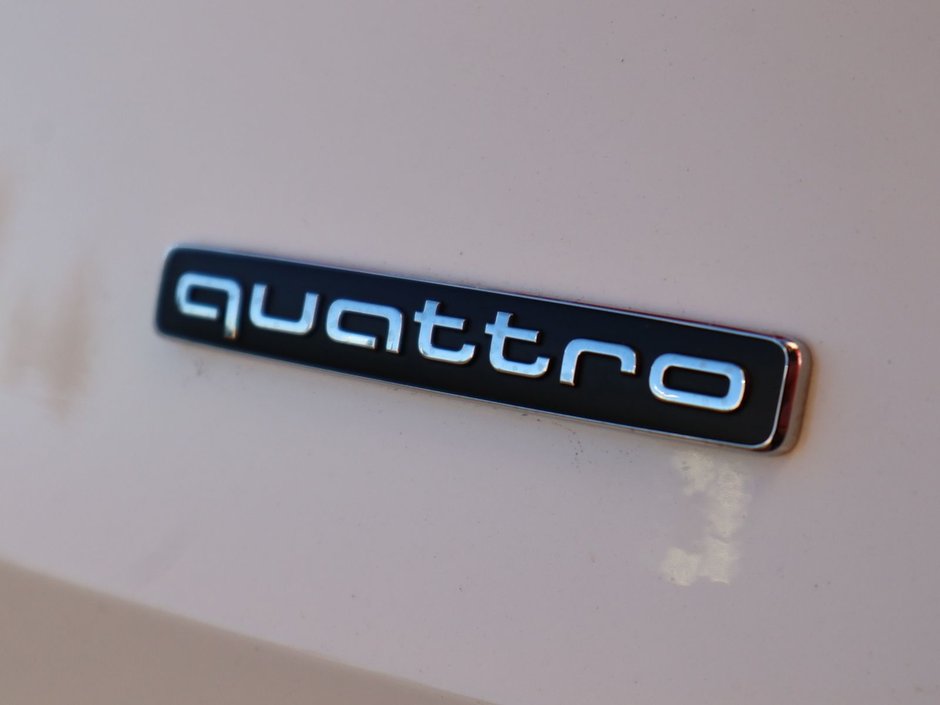 2024 Audi Q3 KOMFORT IN WHITE EQUIPPED WITH A 2.0L TURBO I4 , QUATTRO AWD , 8SPD AUTO , PANORAMIC SUNROOF , LEATHER HEATED SEATS + SW , PWR L-14