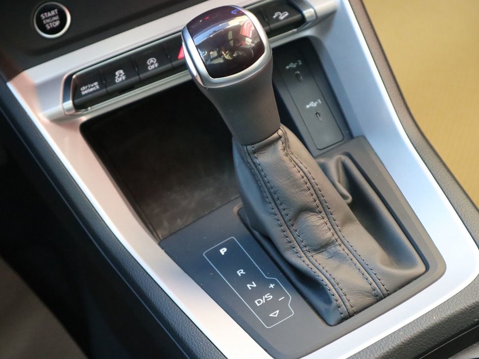 2024 Audi Q3 KOMFORT IN WHITE EQUIPPED WITH A 2.0L TURBO I4 , QUATTRO AWD , 8SPD AUTO , PANORAMIC SUNROOF , LEATHER HEATED SEATS + SW , PWR L-24