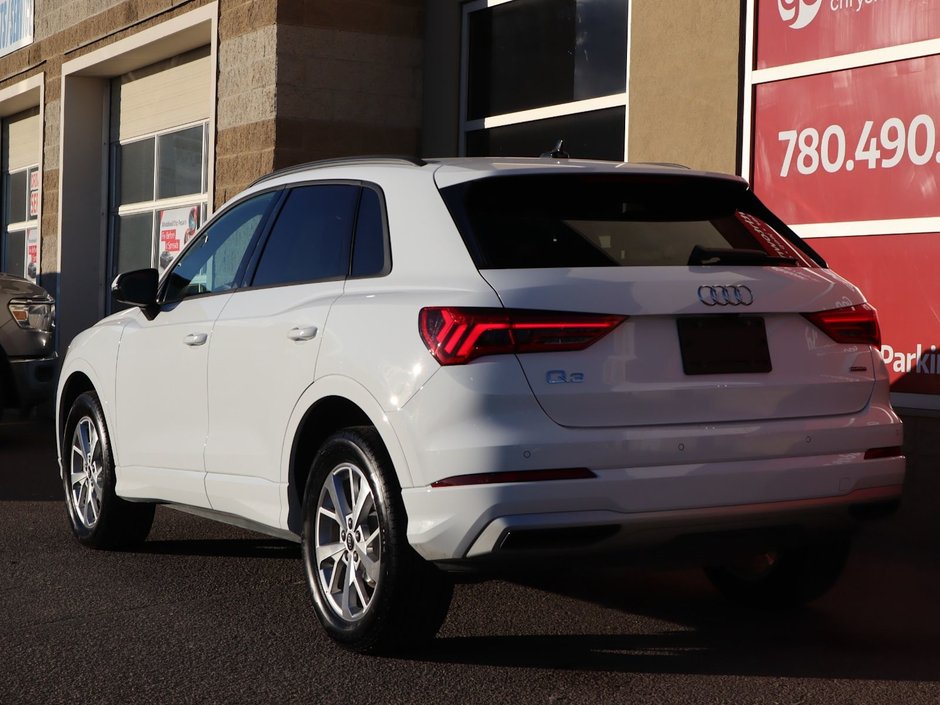 2024 Audi Q3 KOMFORT IN WHITE EQUIPPED WITH A 2.0L TURBO I4 , QUATTRO AWD , 8SPD AUTO , PANORAMIC SUNROOF , LEATHER HEATED SEATS + SW , PWR L-8