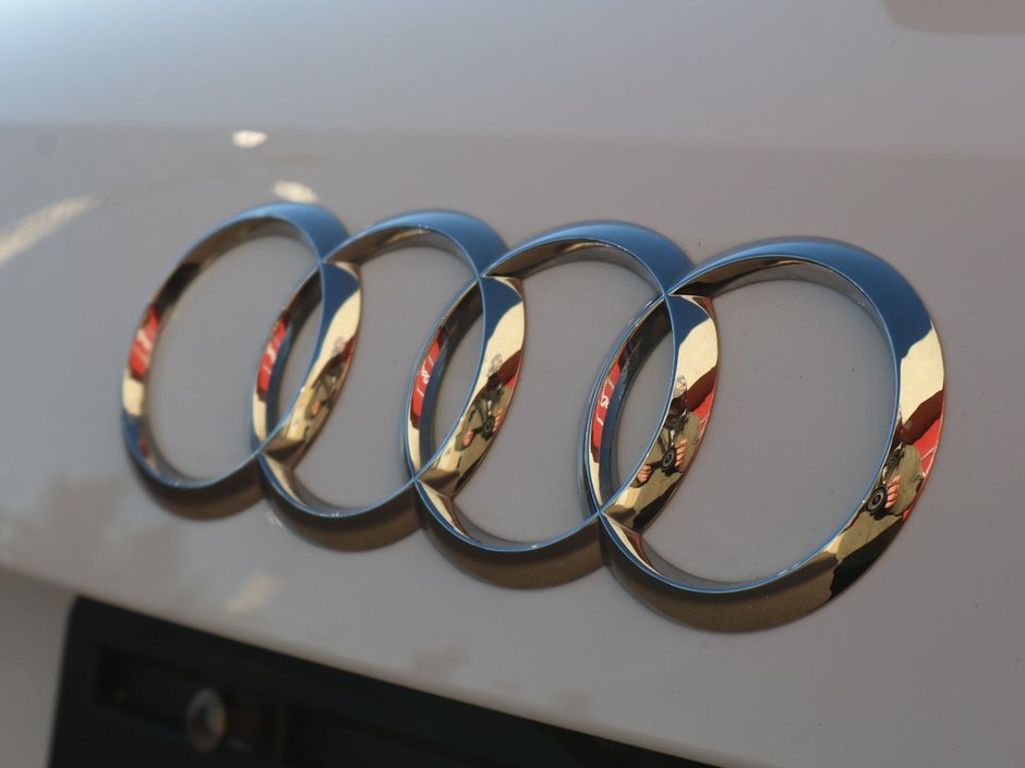 2024 Audi Q3 KOMFORT IN WHITE EQUIPPED WITH A 2.0L TURBO I4 , QUATTRO AWD , 8SPD AUTO , PANORAMIC SUNROOF , LEATHER HEATED SEATS + SW , PWR L-12