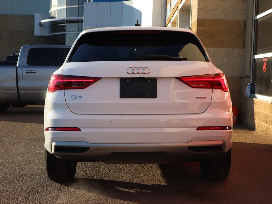 2024 Audi Q3 KOMFORT IN WHITE EQUIPPED WITH A 2.0L TURBO I4 , QUATTRO AWD , 8SPD AUTO , PANORAMIC SUNROOF , LEATHER HEATED SEATS + SW , PWR L-9
