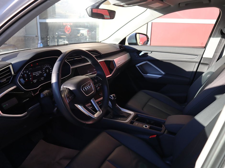 2024 Audi Q3 KOMFORT IN WHITE EQUIPPED WITH A 2.0L TURBO I4 , QUATTRO AWD , 8SPD AUTO , PANORAMIC SUNROOF , LEATHER HEATED SEATS + SW , PWR L-15