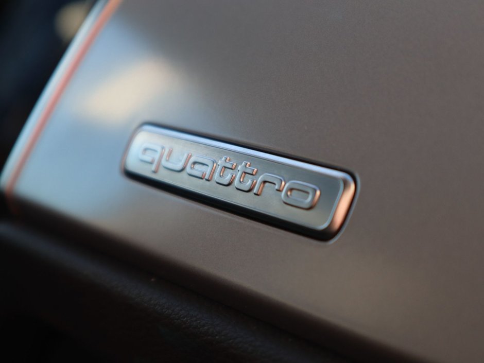 2024 Audi Q3 KOMFORT IN WHITE EQUIPPED WITH A 2.0L TURBO I4 , QUATTRO AWD , 8SPD AUTO , PANORAMIC SUNROOF , LEATHER HEATED SEATS + SW , PWR L-21