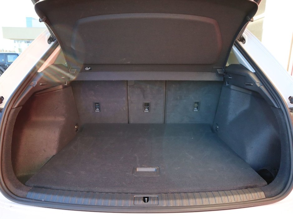 2024 Audi Q3 KOMFORT IN WHITE EQUIPPED WITH A 2.0L TURBO I4 , QUATTRO AWD , 8SPD AUTO , PANORAMIC SUNROOF , LEATHER HEATED SEATS + SW , PWR L-19