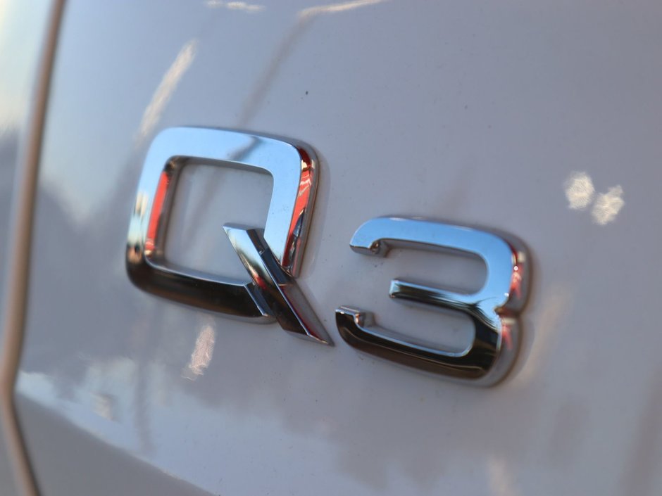 2024 Audi Q3 KOMFORT IN WHITE EQUIPPED WITH A 2.0L TURBO I4 , QUATTRO AWD , 8SPD AUTO , PANORAMIC SUNROOF , LEATHER HEATED SEATS + SW , PWR L-13