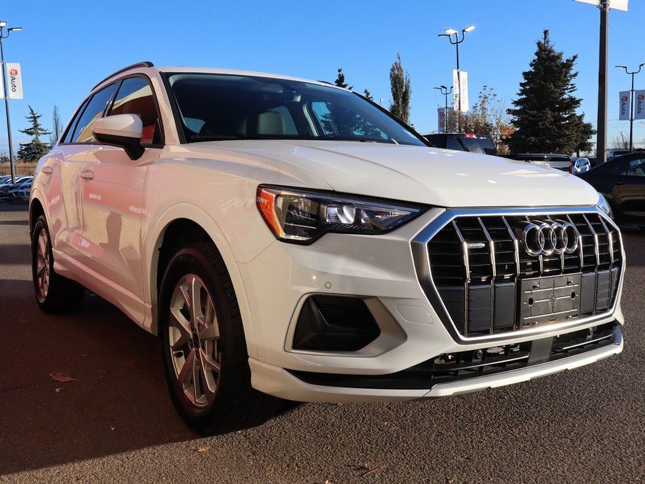 2024 Audi Q3 KOMFORT IN WHITE EQUIPPED WITH A 2.0L TURBO I4 , QUATTRO AWD , 8SPD AUTO , PANORAMIC SUNROOF , LEATHER HEATED SEATS + SW , PWR L-11