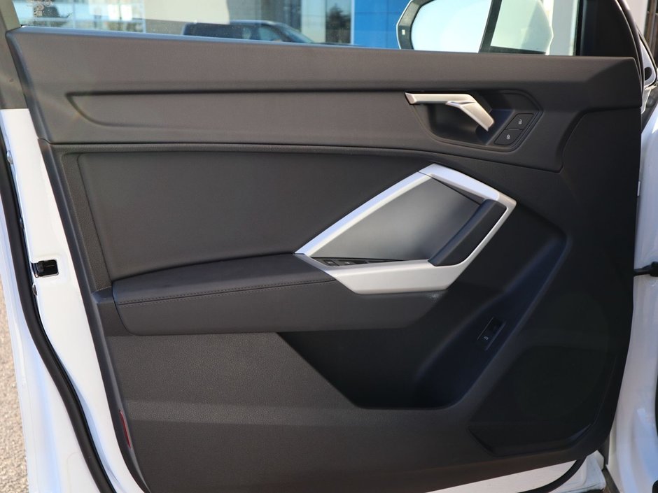 2024 Audi Q3 KOMFORT IN WHITE EQUIPPED WITH A 2.0L TURBO I4 , QUATTRO AWD , 8SPD AUTO , PANORAMIC SUNROOF , LEATHER HEATED SEATS + SW , PWR L-16