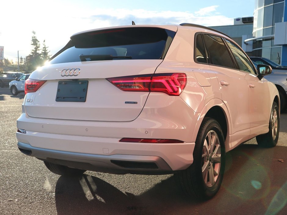 2024 Audi Q3 KOMFORT IN WHITE EQUIPPED WITH A 2.0L TURBO I4 , QUATTRO AWD , 8SPD AUTO , PANORAMIC SUNROOF , LEATHER HEATED SEATS + SW , PWR L-10