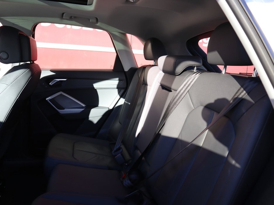 2024 Audi Q3 KOMFORT IN WHITE EQUIPPED WITH A 2.0L TURBO I4 , QUATTRO AWD , 8SPD AUTO , PANORAMIC SUNROOF , LEATHER HEATED SEATS + SW , PWR L-18