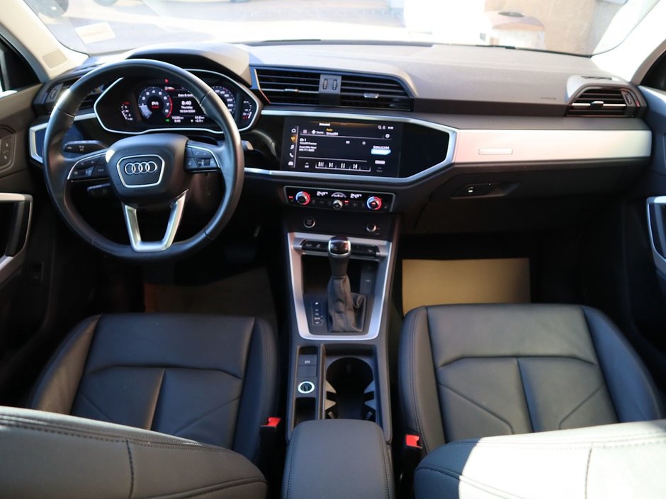 2024 Audi Q3 KOMFORT IN WHITE EQUIPPED WITH A 2.0L TURBO I4 , QUATTRO AWD , 8SPD AUTO , PANORAMIC SUNROOF , LEATHER HEATED SEATS + SW , PWR L-22