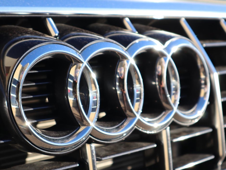 2024 Audi Q3 KOMFORT IN WHITE EQUIPPED WITH A 2.0L TURBO I4 , QUATTRO AWD , 8SPD AUTO , PANORAMIC SUNROOF , LEATHER HEATED SEATS + SW , PWR L-2