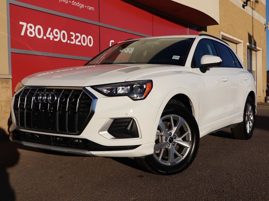 2024 Audi Q3 KOMFORT IN WHITE EQUIPPED WITH A 2.0L TURBO I4 , QUATTRO AWD , 8SPD AUTO , PANORAMIC SUNROOF , LEATHER HEATED SEATS + SW , PWR L-0