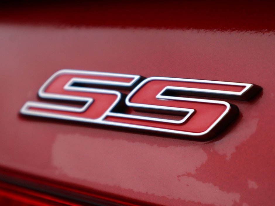 2015 Chevrolet Camaro SS IN RED EQUIPPED WITH A 6.2L V8 , FWD , AUTO TRANSMISSION , DUAL EXHAUST , LEATHER HEATED BUCKET SEATS , SUNROOF , PREMIUM BOS-14