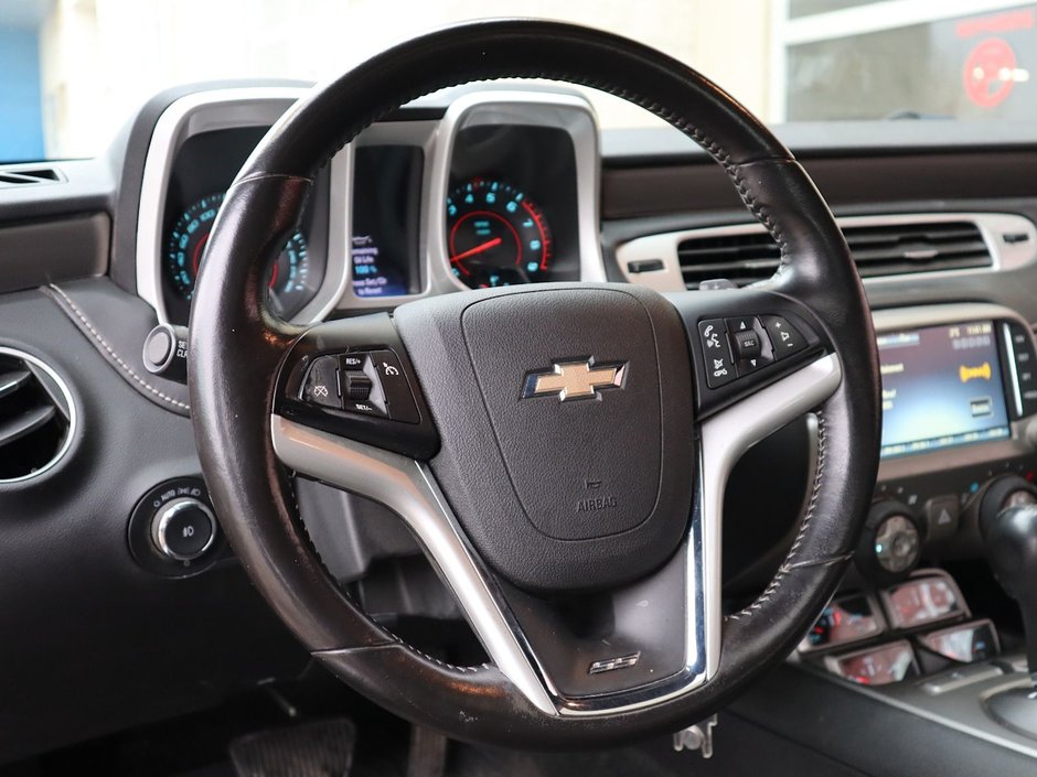 2015 Chevrolet Camaro SS IN RED EQUIPPED WITH A 6.2L V8 , FWD , AUTO TRANSMISSION , DUAL EXHAUST , LEATHER HEATED BUCKET SEATS , SUNROOF , PREMIUM BOS-23