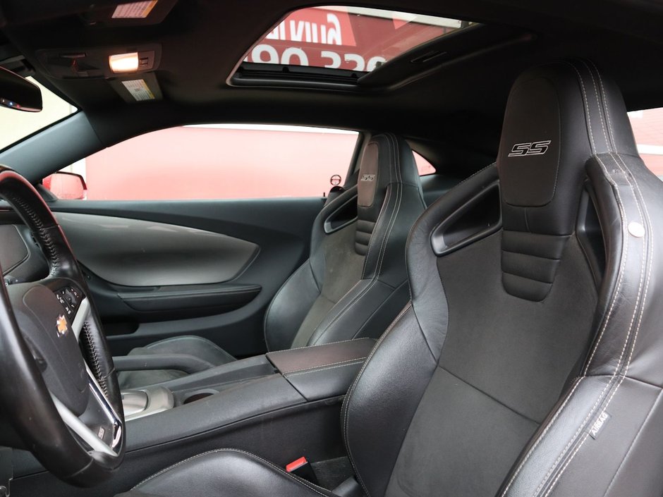 2015 Chevrolet Camaro SS IN RED EQUIPPED WITH A 6.2L V8 , FWD , AUTO TRANSMISSION , DUAL EXHAUST , LEATHER HEATED BUCKET SEATS , SUNROOF , PREMIUM BOS-18