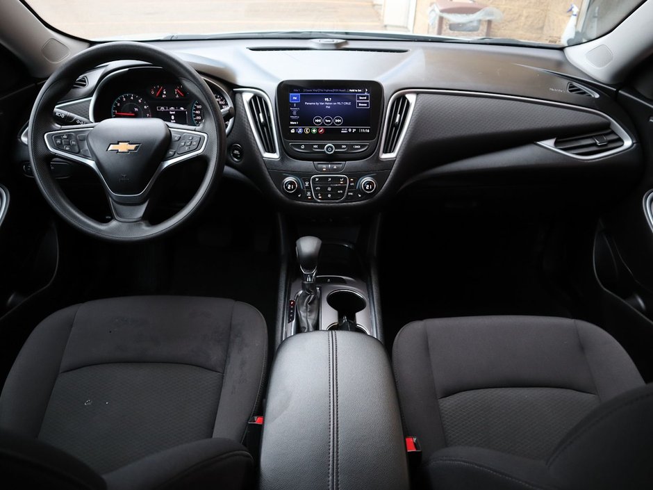 2022 Chevrolet Malibu LT IN SILVER EQUIPPED WITH A 1.5L TURBO I4 , FWD , CVT AUTO , HEATED FRONT SEATS , DUAL ZONE AC , BACKUP CAM , SW CONTROLS , BLU-20