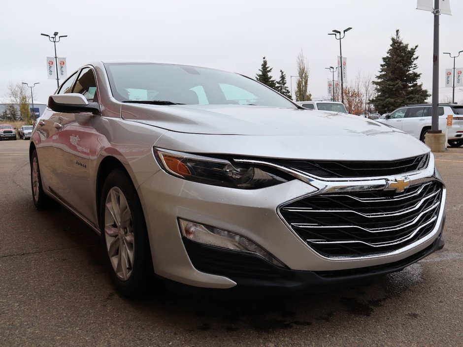 2022 Chevrolet Malibu LT IN SILVER EQUIPPED WITH A 1.5L TURBO I4 , FWD , CVT AUTO , HEATED FRONT SEATS , DUAL ZONE AC , BACKUP CAM , SW CONTROLS , BLU-10