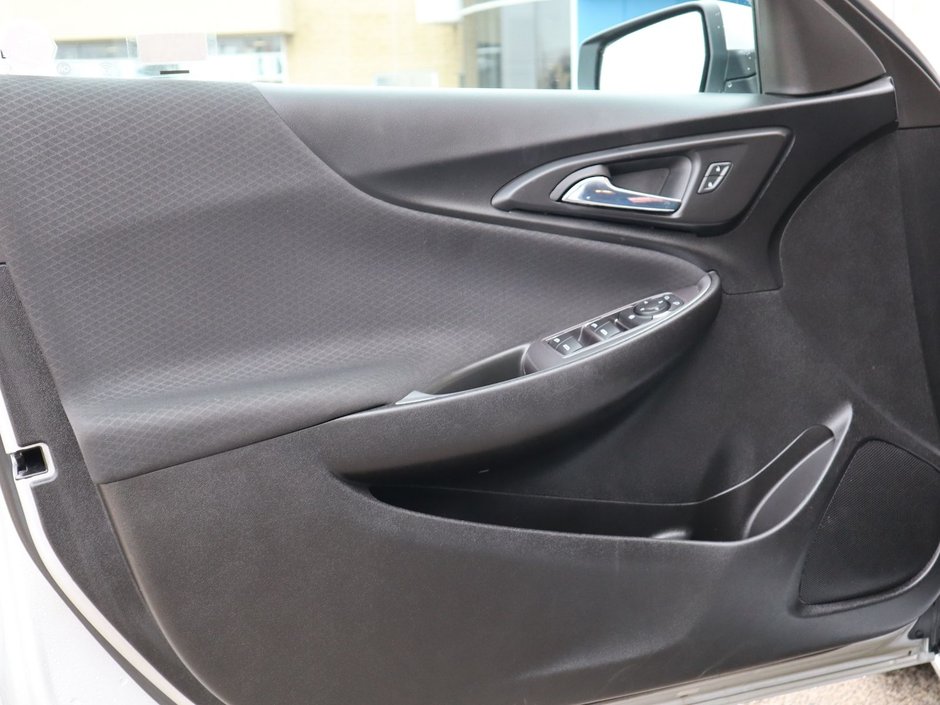 2022 Chevrolet Malibu LT IN SILVER EQUIPPED WITH A 1.5L TURBO I4 , FWD , CVT AUTO , HEATED FRONT SEATS , DUAL ZONE AC , BACKUP CAM , SW CONTROLS , BLU-16