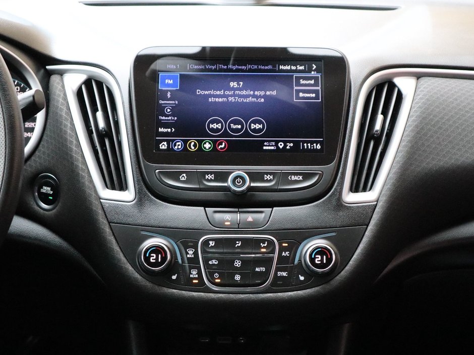 2022 Chevrolet Malibu LT IN SILVER EQUIPPED WITH A 1.5L TURBO I4 , FWD , CVT AUTO , HEATED FRONT SEATS , DUAL ZONE AC , BACKUP CAM , SW CONTROLS , BLU-21