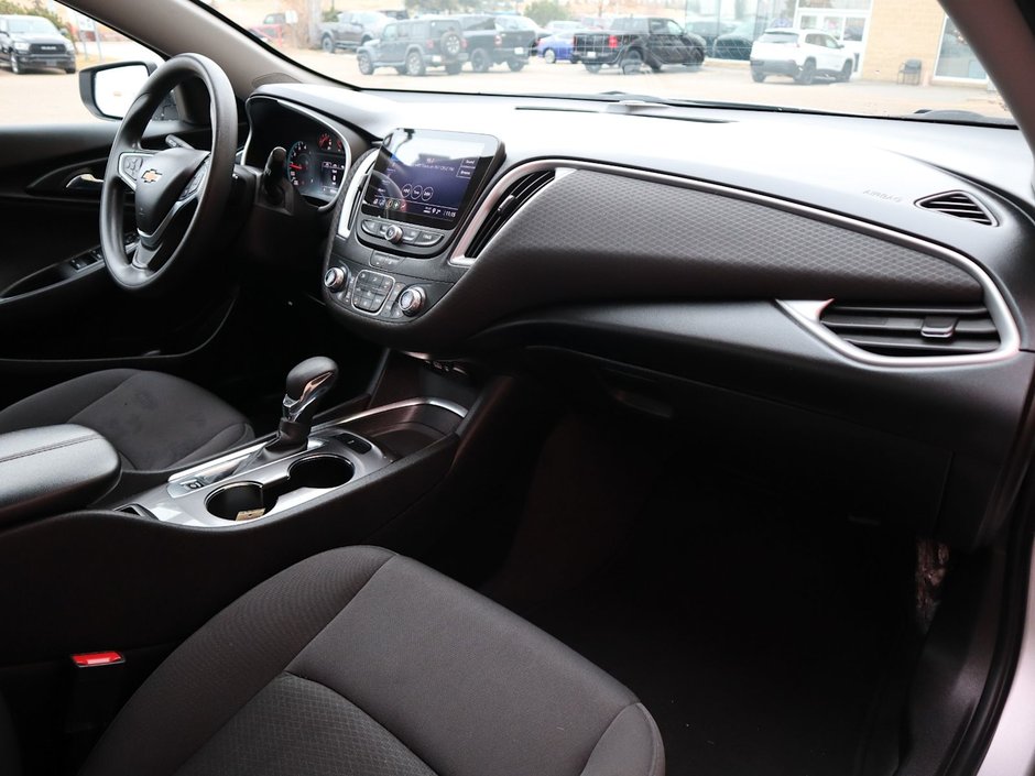 2022 Chevrolet Malibu LT IN SILVER EQUIPPED WITH A 1.5L TURBO I4 , FWD , CVT AUTO , HEATED FRONT SEATS , DUAL ZONE AC , BACKUP CAM , SW CONTROLS , BLU-19