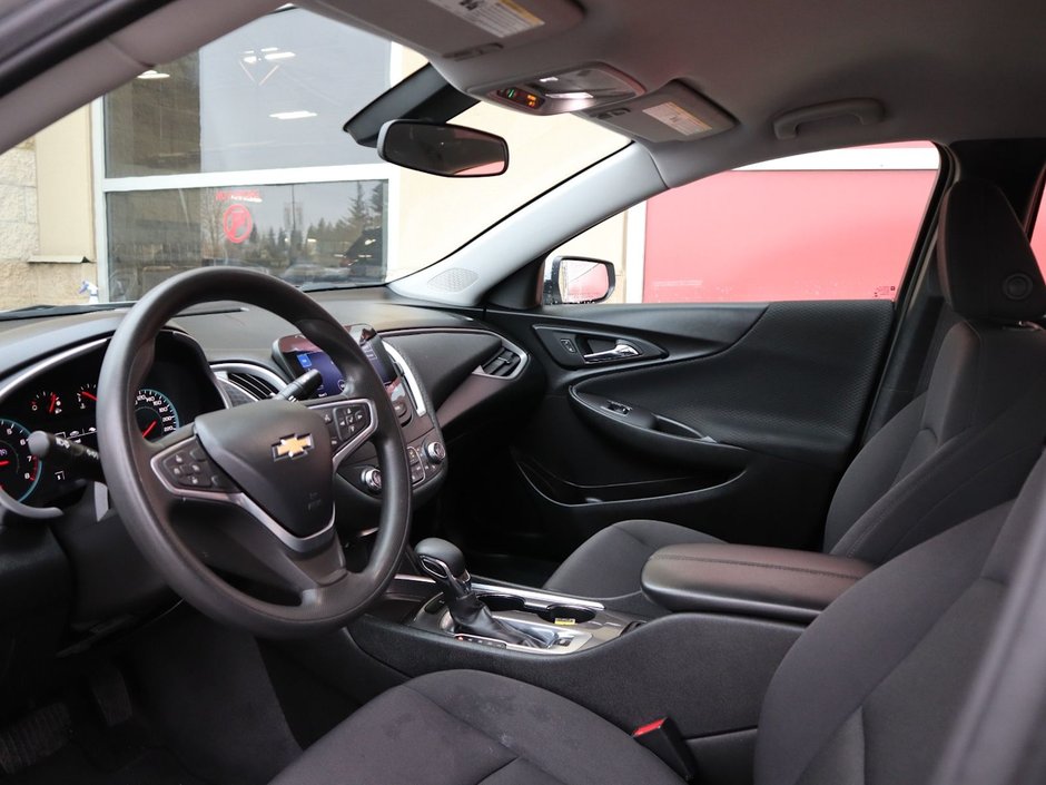 2022 Chevrolet Malibu LT IN SILVER EQUIPPED WITH A 1.5L TURBO I4 , FWD , CVT AUTO , HEATED FRONT SEATS , DUAL ZONE AC , BACKUP CAM , SW CONTROLS , BLU-15