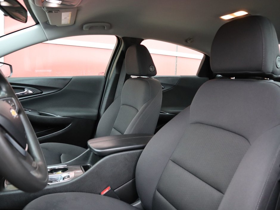 2022 Chevrolet Malibu LT IN SILVER EQUIPPED WITH A 1.5L TURBO I4 , FWD , CVT AUTO , HEATED FRONT SEATS , DUAL ZONE AC , BACKUP CAM , SW CONTROLS , BLU-17