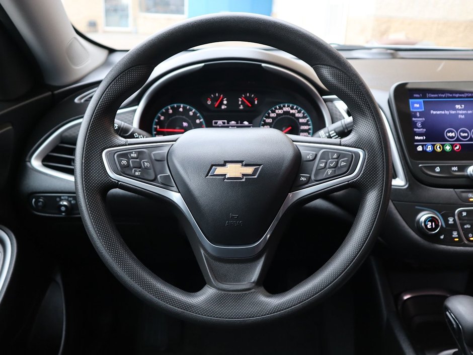 2022 Chevrolet Malibu LT IN SILVER EQUIPPED WITH A 1.5L TURBO I4 , FWD , CVT AUTO , HEATED FRONT SEATS , DUAL ZONE AC , BACKUP CAM , SW CONTROLS , BLU-23