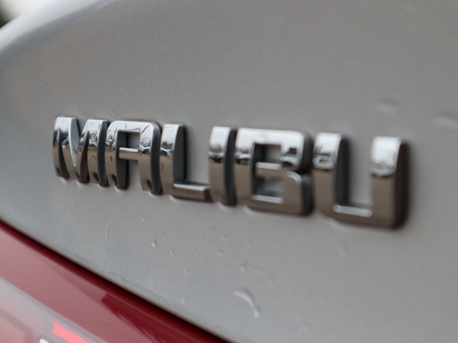 2022 Chevrolet Malibu LT IN SILVER EQUIPPED WITH A 1.5L TURBO I4 , FWD , CVT AUTO , HEATED FRONT SEATS , DUAL ZONE AC , BACKUP CAM , SW CONTROLS , BLU-13