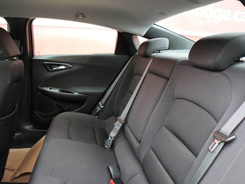 2022 Chevrolet Malibu LT IN SILVER EQUIPPED WITH A 1.5L TURBO I4 , FWD , CVT AUTO , HEATED FRONT SEATS , DUAL ZONE AC , BACKUP CAM , SW CONTROLS , BLU-18