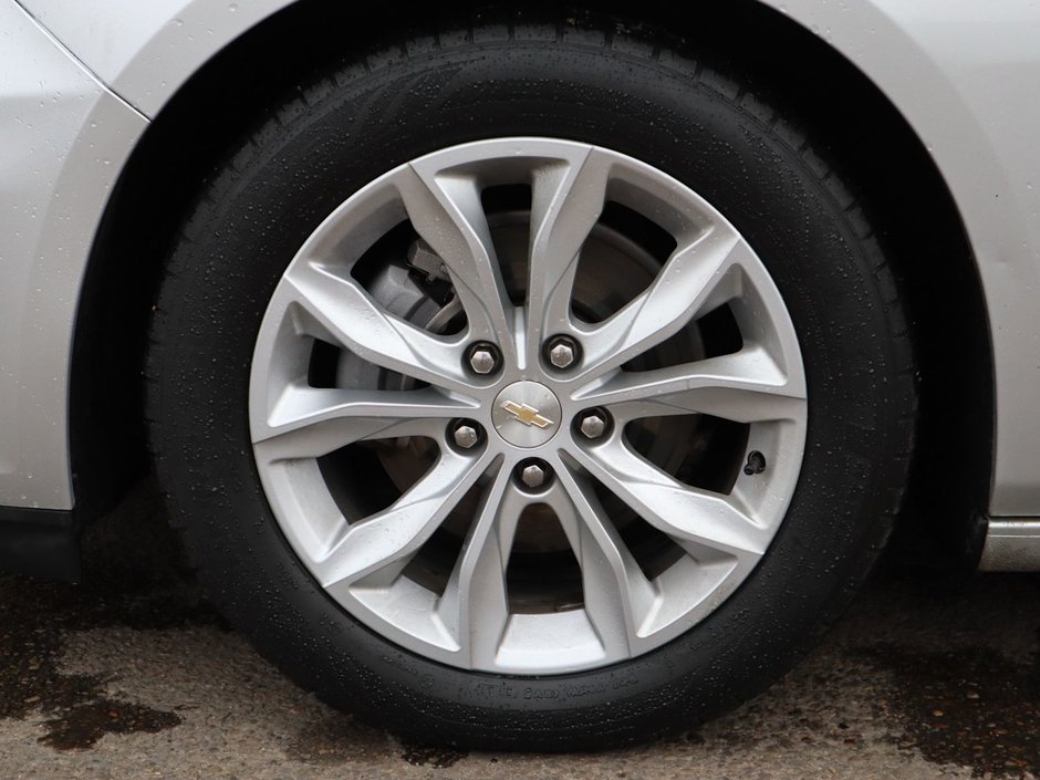 2022 Chevrolet Malibu LT IN SILVER EQUIPPED WITH A 1.5L TURBO I4 , FWD , CVT AUTO , HEATED FRONT SEATS , DUAL ZONE AC , BACKUP CAM , SW CONTROLS , BLU-4