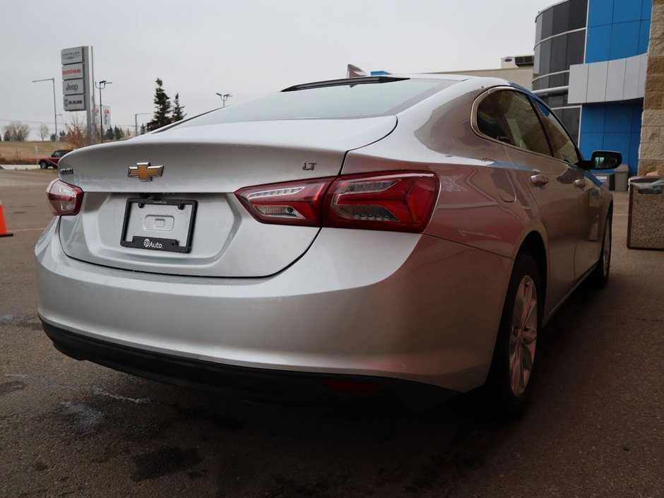 2022 Chevrolet Malibu LT IN SILVER EQUIPPED WITH A 1.5L TURBO I4 , FWD , CVT AUTO , HEATED FRONT SEATS , DUAL ZONE AC , BACKUP CAM , SW CONTROLS , BLU-9