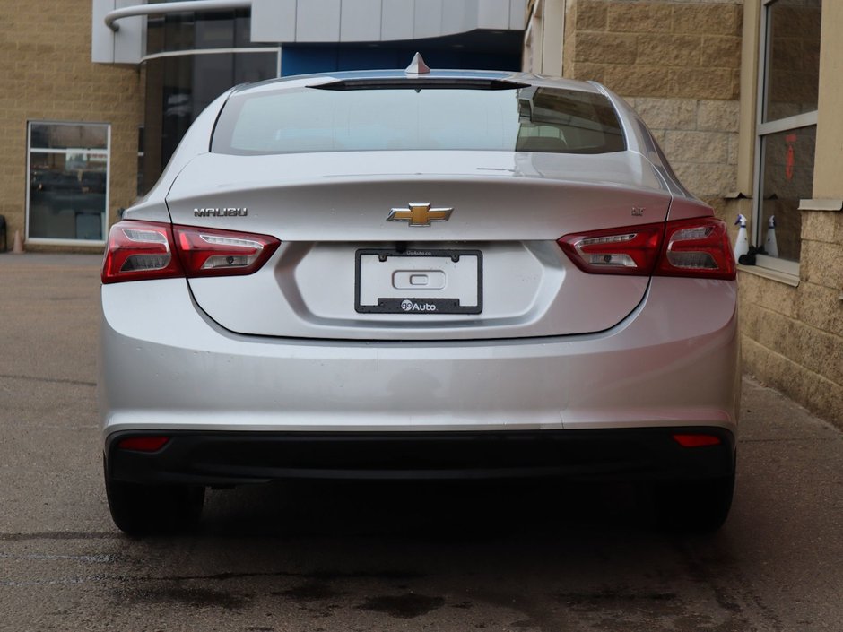 2022 Chevrolet Malibu LT IN SILVER EQUIPPED WITH A 1.5L TURBO I4 , FWD , CVT AUTO , HEATED FRONT SEATS , DUAL ZONE AC , BACKUP CAM , SW CONTROLS , BLU-8