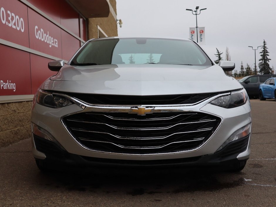 2022 Chevrolet Malibu LT IN SILVER EQUIPPED WITH A 1.5L TURBO I4 , FWD , CVT AUTO , HEATED FRONT SEATS , DUAL ZONE AC , BACKUP CAM , SW CONTROLS , BLU-1