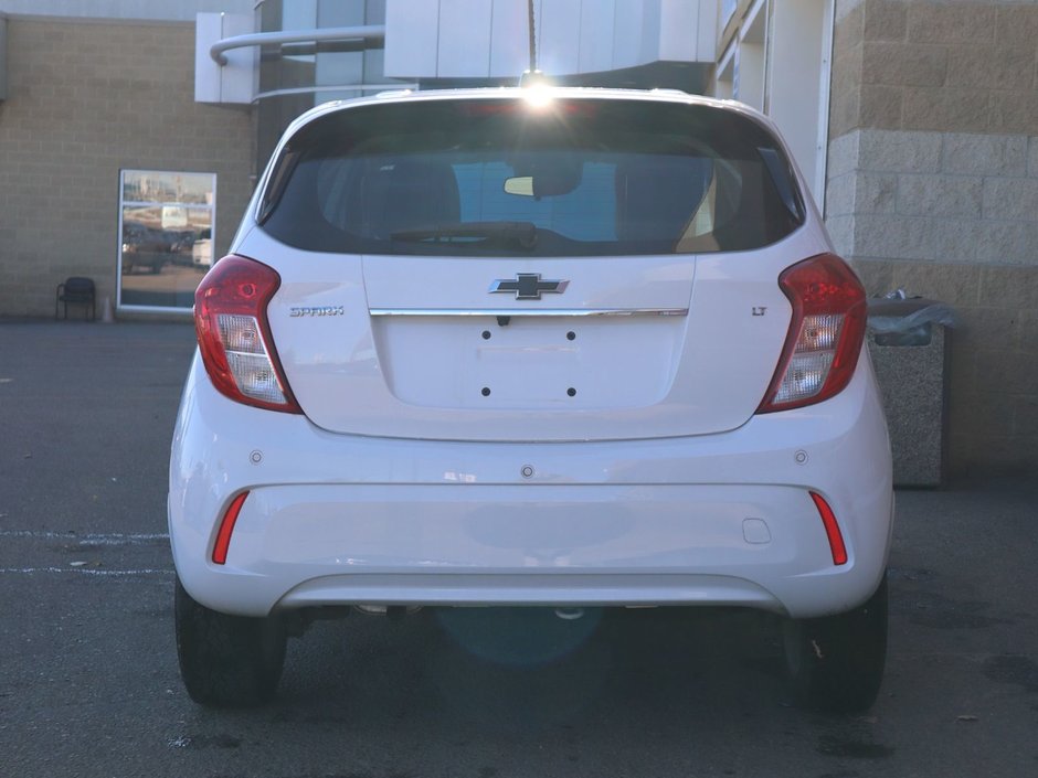 2022 Chevrolet Spark 2LT IN WHITE EQUIPPED WITH A FUEL EFFICIENT 1.4L I4 , FWD , CVT AUTO , LEATHERETTE HEATED SEATS , SW CONTROLS , AC , CRUISE , PW-8